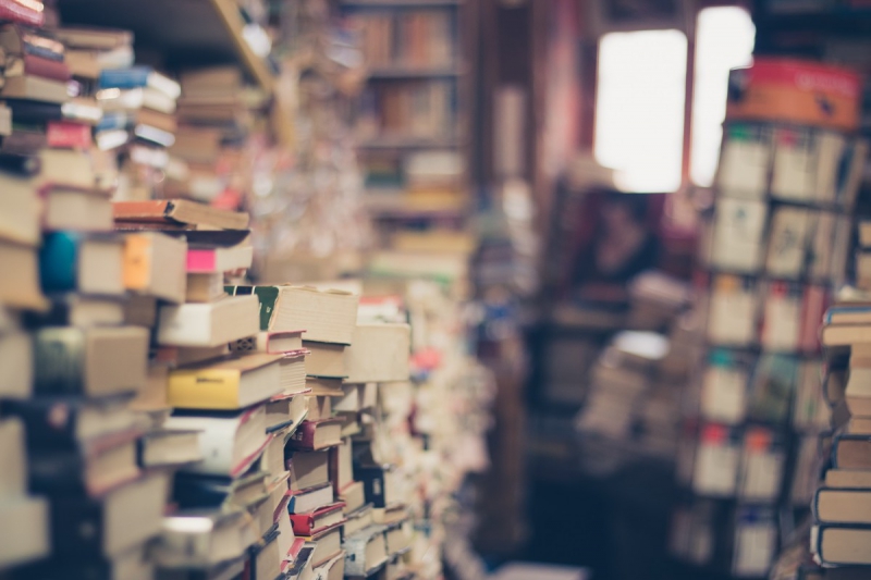 ecommerce-LE VAL-min_books_stack_book_store_stack_of_books_2nd_hand_retro_hipster_shop-829090